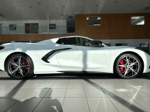 Used 2022 Chevrolet Corvette Stingray Premium Conv w/ Z51 Performance Package image 2