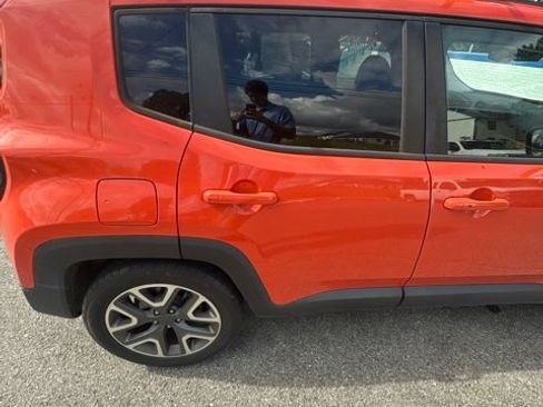 Used 2016 Jeep Renegade Latitude FWD image 22