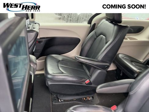 Used 2023 Chrysler Pacifica Touring-L w/ Uconnect Theater Family Group FWD image 6