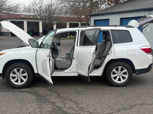 Used 2012 Toyota Highlander SE w/ Tow Pkg image 4