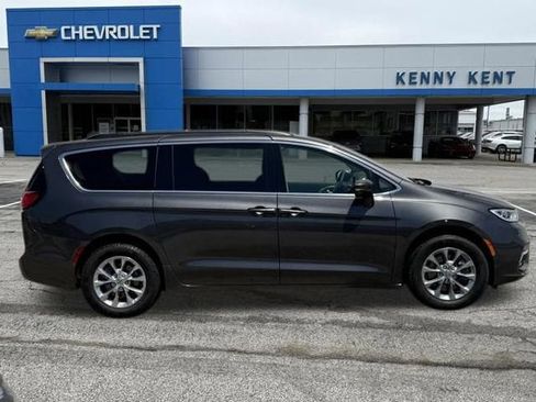 Used 2022 Chrysler Pacifica Touring-L AWD/4WD image 3