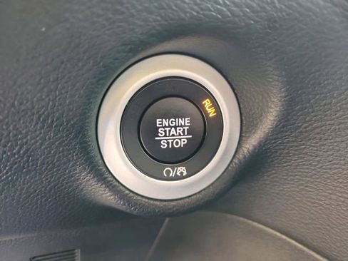 Used 2025 Chrysler Pacifica Select FWD image 27