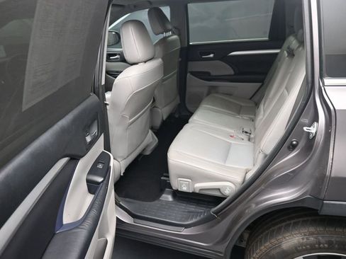 Used 2016 Toyota Highlander XLE AWD/4WD image 21