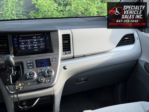 Used 2016 Toyota Sienna LE FWD image 32