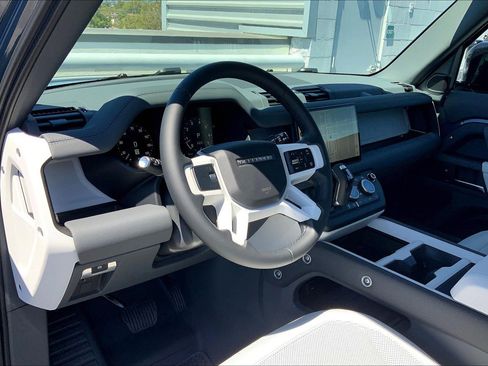 New 2025 Land Rover Defender 110 S image 5