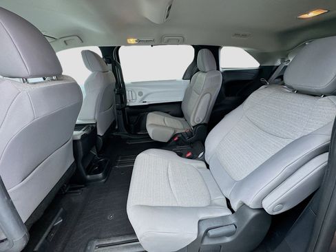 Used 2025 Toyota Sienna LE image 15