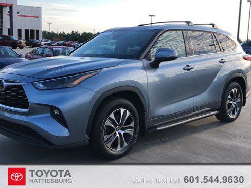 Certified 2022 Toyota Highlander XLE image 1