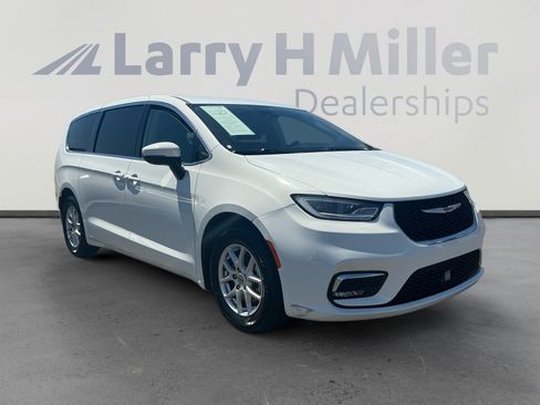 Used 2023 Chrysler Pacifica Touring-L FWD image 7