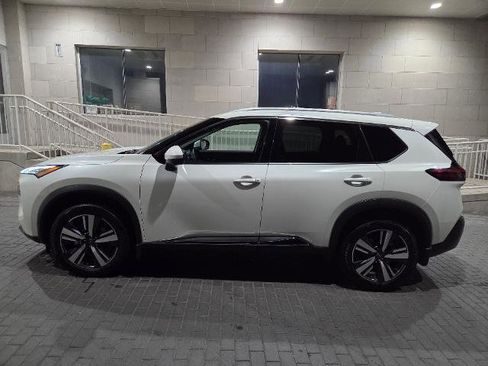 Used 2023 Nissan Rogue SL image 2
