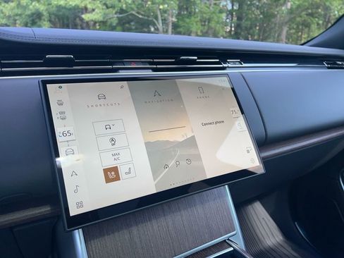 New 2025 Land Rover Range Rover SE image 14