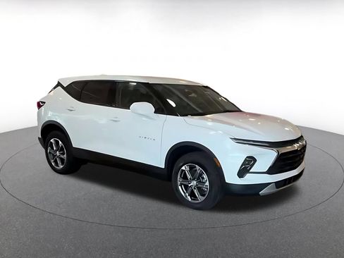 Used 2026 Chevrolet Blazer LT FWD image 2
