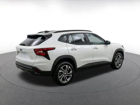Used 2025 Chevrolet Trax LT w/ LT Convenience Package FWD image 9