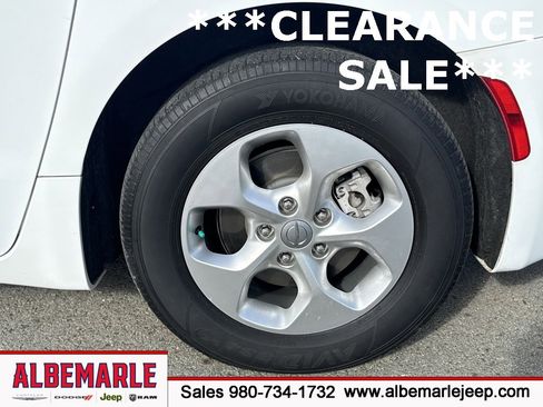 Used 2022 Chrysler Pacifica Touring-L image 12