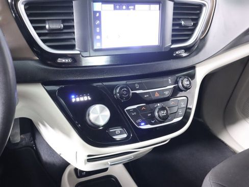 Used 2022 Chrysler Voyager LX image 15