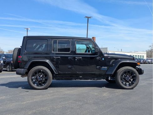 Used 2025 Jeep Wrangler Unlimited Sahara w/ Safety Group AWD/4WD image 8