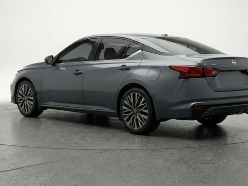 Used 2025 Nissan Altima 2.5 SV FWD image 6