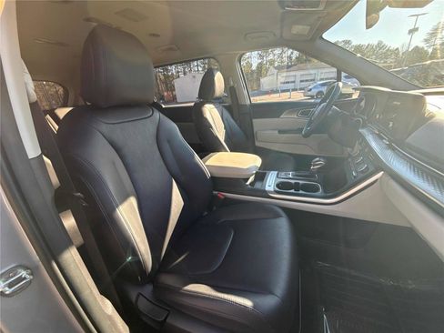 Used 2023 Kia Carnival LX image 25