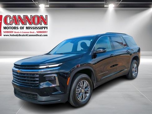 Used 2025 Chevrolet Traverse LT image 1