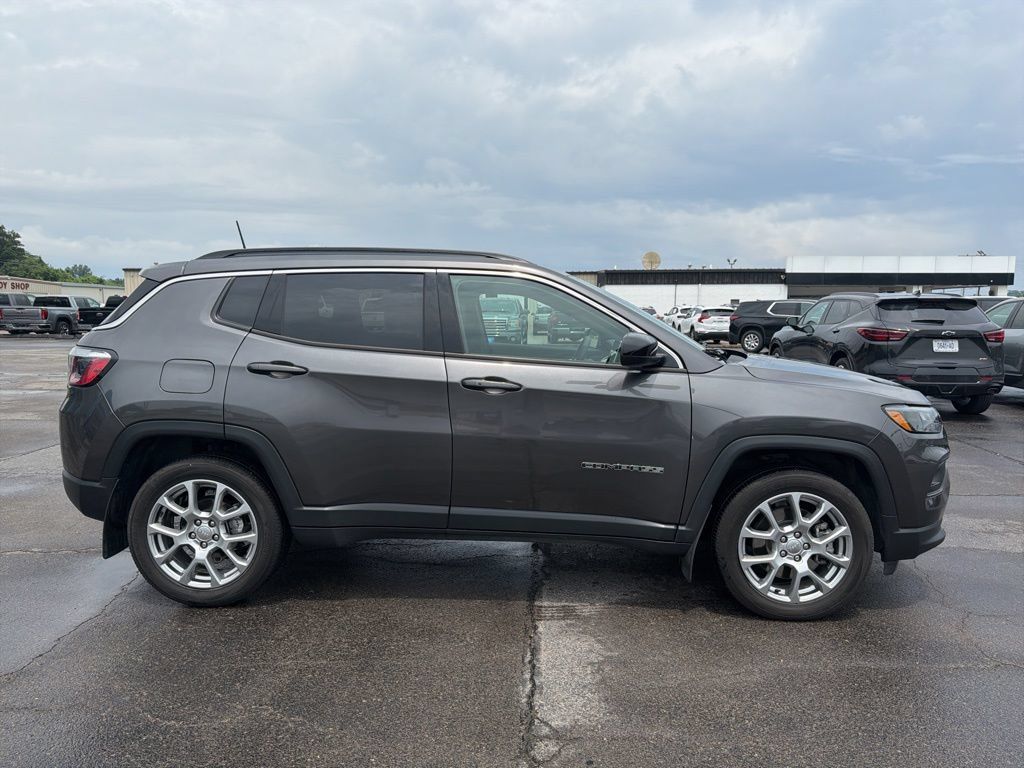 Used 2023 Jeep Compass Latitude AWD/4WD image 2