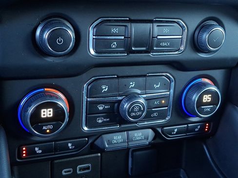 Used 2023 Chevrolet Tahoe Z71 w/ Luxury Package image 17