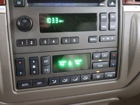 Used 2005 Lincoln Town Car Signature image 19