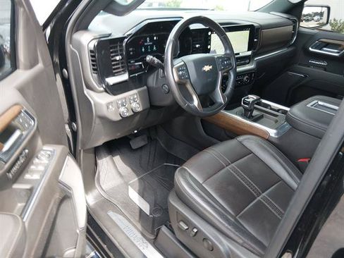 Used 2022 Chevrolet Silverado 1500 High Country w/ High Country Premium Package AWD/4WD image 9
