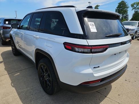 Used 2025 Jeep Grand Cherokee Altitude AWD/4WD image 4