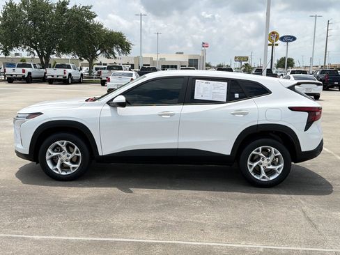 Used 2024 Chevrolet Trax LS w/ LS Convenience Package FWD image 2