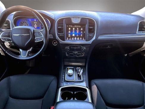 Used 2019 Chrysler 300 Touring w/ Chrome Appearance Package image 7