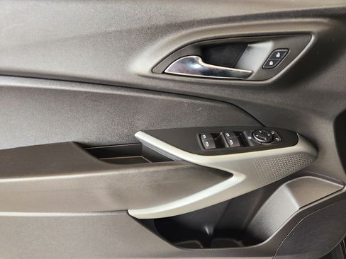Certified 2025 Chevrolet Trax LS FWD image 23
