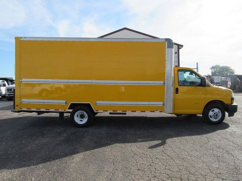 Used 2021 GMC Savana 3500 Extended w/ Power Convenience Package RWD image 2