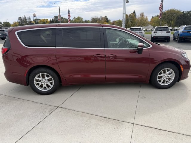 Used 2023 Chrysler Pacifica Touring-L FWD image 10