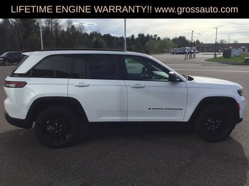 Used 2025 Jeep Grand Cherokee Altitude AWD/4WD image 10