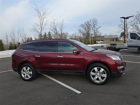 Used 2017 Chevrolet Traverse LT w/ Style and Technology Package image 2