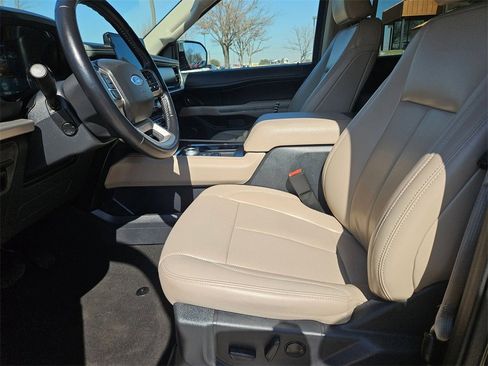 Used 2024 Ford Expedition Max XLT image 11