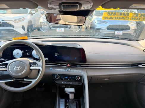 Used 2024 Hyundai Elantra SEL FWD image 15