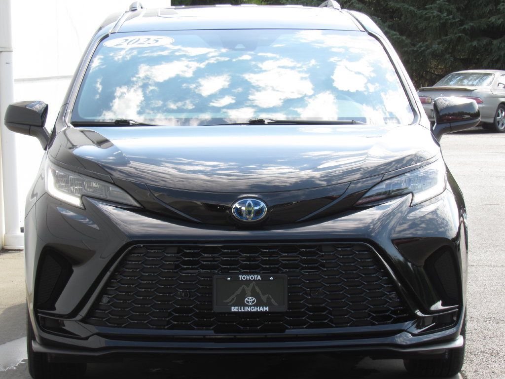 Used 2025 Toyota Sienna XSE AWD/4WD image 3