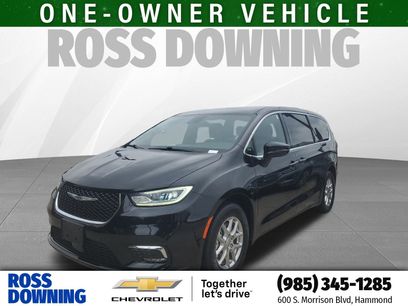 Used 2025 Chrysler Pacifica Select