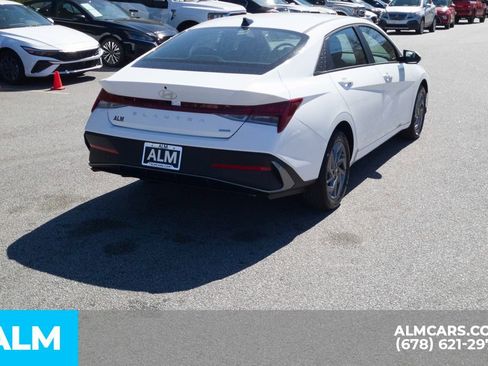 Used 2025 Hyundai Elantra Blue image 6