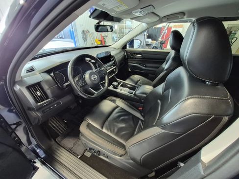 Used 2025 Nissan Pathfinder SL AWD/4WD image 9