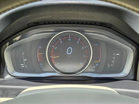 Used 2016 Volvo XC70 T5 Premier w/ Proximity Package AWD/4WD image 11