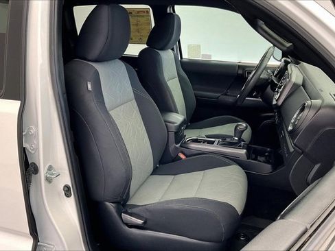 Used 2022 Toyota Tacoma TRD Off-Road image 6