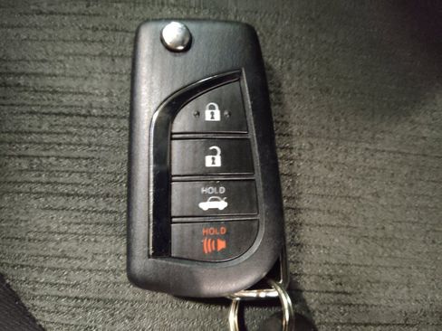 Used 2020 Toyota Camry LE FWD image 32