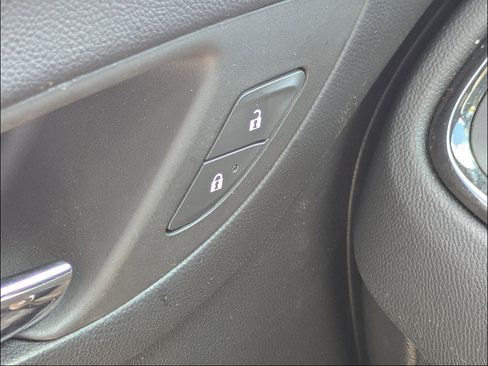 Used 2023 Chevrolet Equinox RS FWD image 28