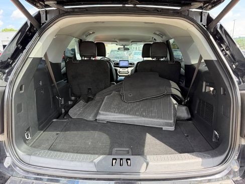 Used 2023 Ford Explorer XLT w/ Equipment Group 202A AWD/4WD image 18