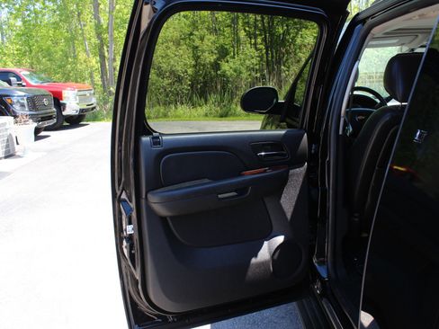 Used 2014 Chevrolet Suburban LT AWD/4WD image 31