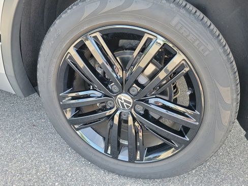 Certified 2022 Volkswagen Tiguan SE R-Line FWD image 27