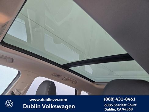 Certified 2025 Volkswagen Taos SE w/ Panoramic Sunroof Package FWD image 17