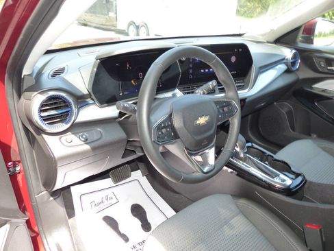 Used 2025 Chevrolet Trax LT w/ LT Convenience Package FWD image 20