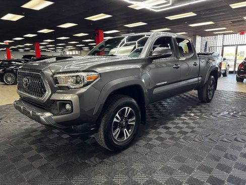 Used 2018 Toyota Tacoma TRD Sport AWD/4WD image 8